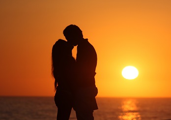 夕陽とキスするカップル