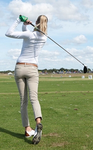 ゴルフする女性